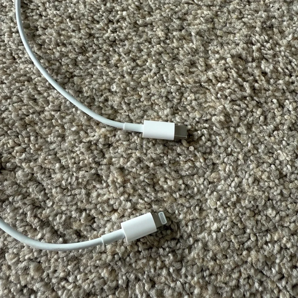Apple - USB-C to Lightening Charging Cable - Picture 3 of 5